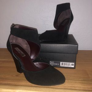 Report Signature black suede Baywoode heels 6.5